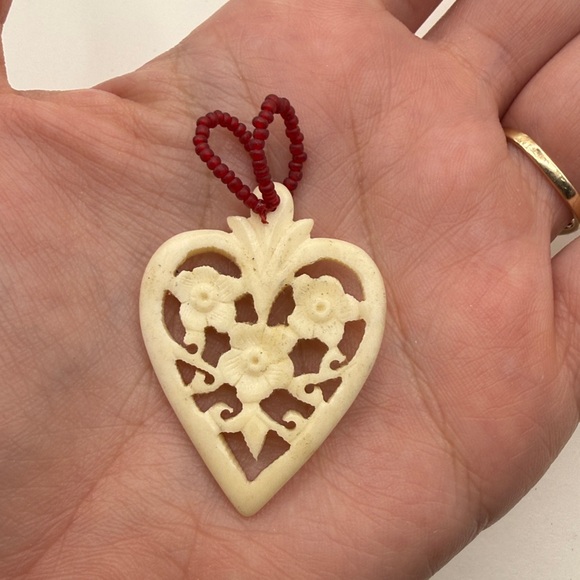 Vintage Elegant Cream Heart Floral Carved Bone? Pendant - Picture 2 of 9